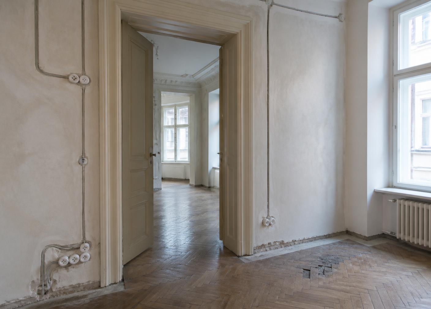 Neu verlegte Elektroleitungen in einem sanierten Wohnhaus